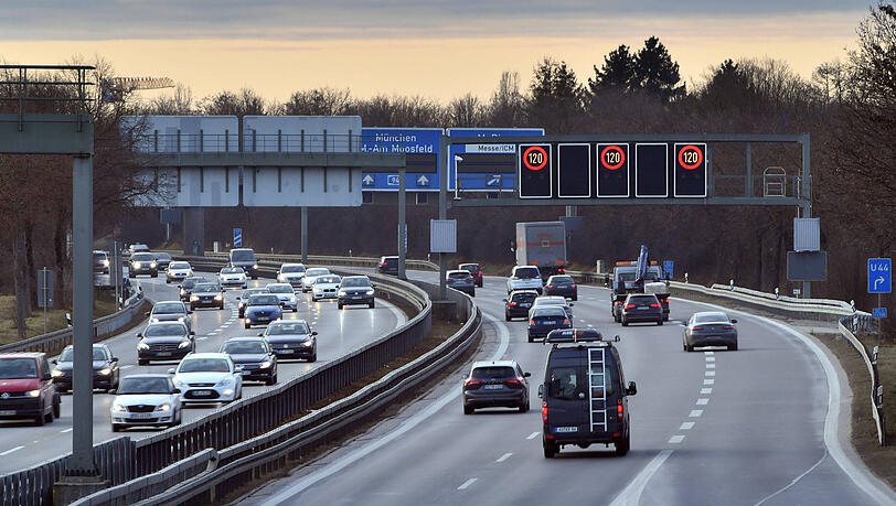 Die neue Blue Lane soll es künftig auf dem linken Fahrstreifen geben und nicht wie beim ersten Versuch 2021 auf dem Standstreifen.