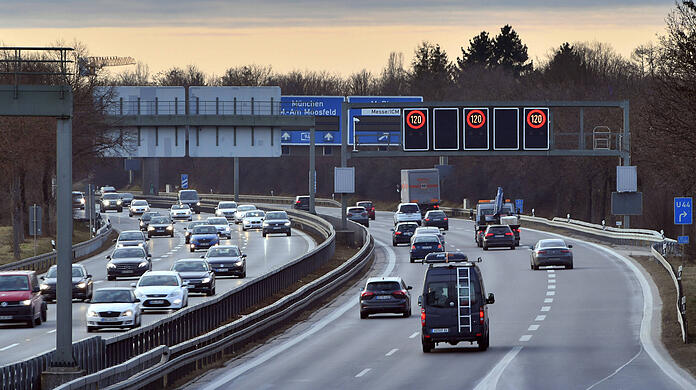 Die neue Blue Lane soll es künftig auf dem linken Fahrstreifen geben und nicht wie beim ersten Versuch 2021 auf dem Standstreifen.