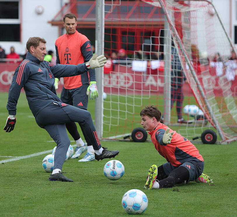 Gutes Team: Torwarttrainer Michael Rechner, Neuer und Urbig (v.l.).