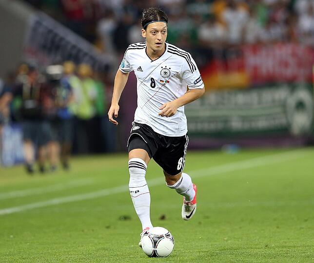 MESUT ÖZIL NOTE 4
Versuchte, den sicheren Pass zu spielen, wenig Überraschendes. Wirkte zu vorsichtig, kaum Bälle in die Tiefe. Noch nicht ganz drin im Turnier. Begegnete oft Real-Kollege Ronaldo, beide blieben ohne große Wirkung.