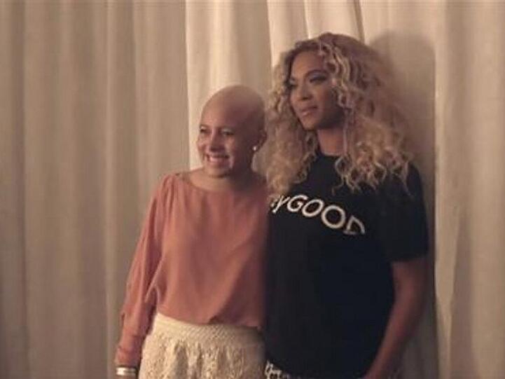 Beyoncé Knowles posiert mit einem Mädchen in Lateinamerika vor der Kamera