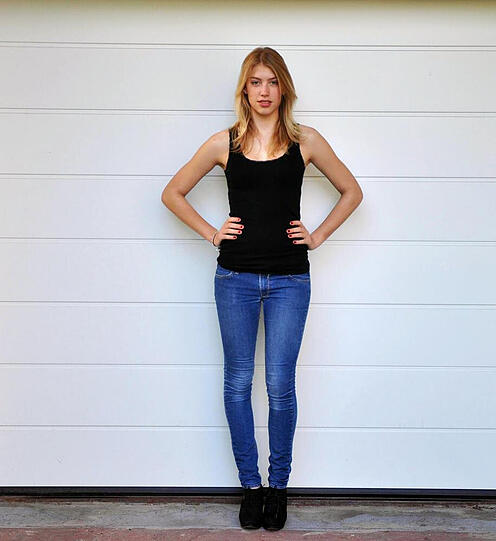 Laura ist 17 Jahre alt und besucht die 12. Klasse am Gymnasium.