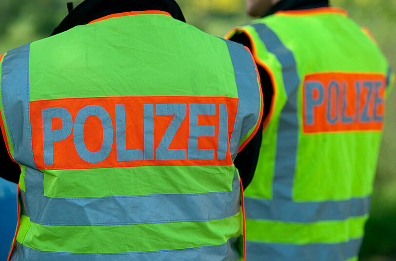 Die Beamten nahmen den Mann mit auf die Wache - bei der Durchsuchung des Wagens konnten insgesamt 1,3 Kilogramm Heroin festgestellt werden. (Archivbild)