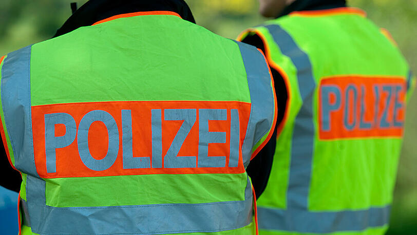 Die Beamten nahmen den Mann mit auf die Wache - bei der Durchsuchung des Wagens konnten insgesamt 1,3 Kilogramm Heroin festgestellt werden. (Archivbild) Die Beamten nahmen den Mann mit auf die Wache - bei der Durchsuchung des Wagens konnten insgesamt 1,3 Kilogramm Heroin festgestellt werden. (Archivbild)
