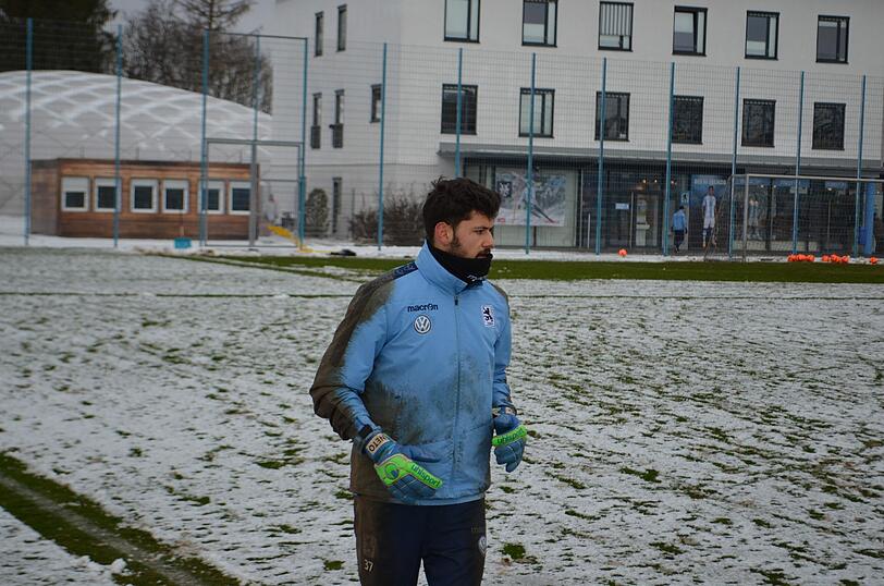 Die Löwen im Schnee: Der TSV 1860 musste am Freitag vor Beginn des Trainingslagers auf weißem - und nicht wie gewohnt auf grünem - Untergrund trainieren.