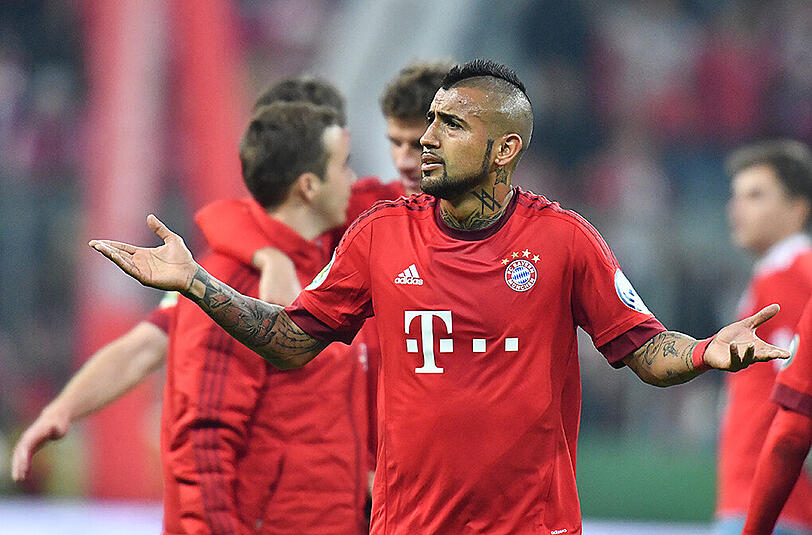 Unsportlich? Arturo Vidal hob ab, als Bremens Janek Sternberg im Strafraum heranrauschte, den Chilenen allerdings nicht traf.