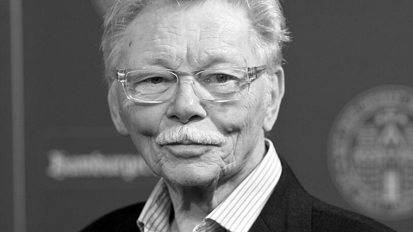 Mehr als 50 Jahre lang war Uwe Friedrichsen aus der deutschen Schauspiel-Szene nicht wegzudenken. Zudem war seine Synchronstimme einem Millionenpublikum vertraut. Unter anderem sprach er Peter Falk als Inspektor Columbo, Gerard Depardieu und Donald Sutherland. Er verstarb am 30. April im Alter von 81 Jahren in Hamburg.