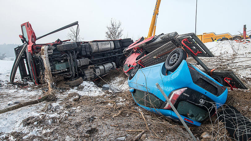 Bei dem Unfall entstand einiger Sachschaden: Elf Autos auf dem Autotransporter sind Schrott.