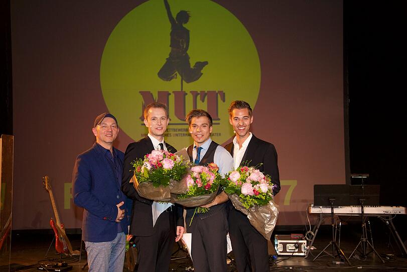 Staatsintendant und Juryvorsitzender Josef E. Köpplinger, Lukas Witzel (3. Platz Jury-Preis), Benjamin Oeser (1. Platz Jury-Preis, Publikumspreis, Medienpreis), Maximilian Mayer (1. Platz Jury-Preis)