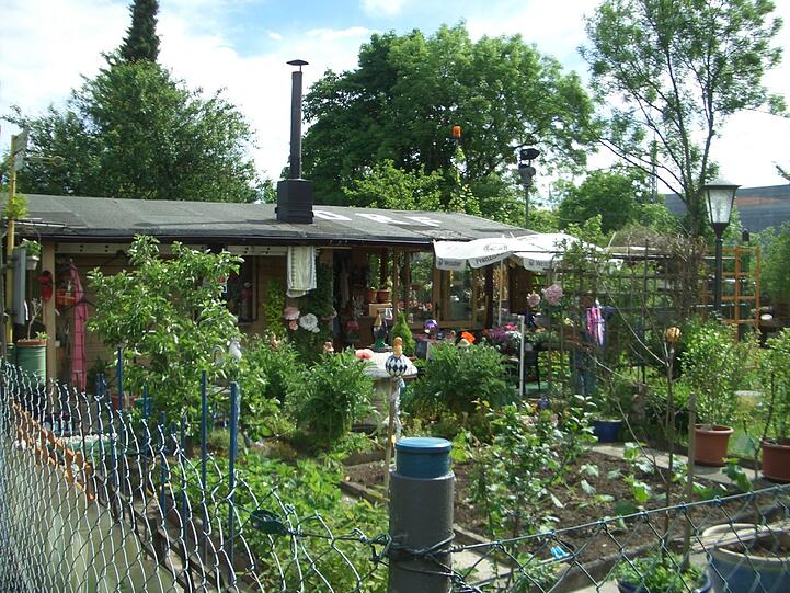 In einer Untergiesinger Kleingartenanlage ist ein Gartenhaus in Brand geraten.
