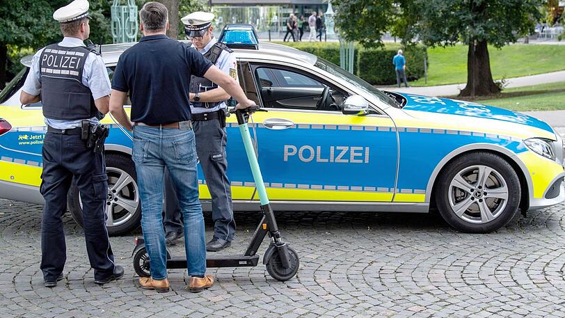 Das Oberste Landesgericht Bayern hat entschieden: Im Straßenverkehr gelten E-Scooter als Kraftfahrzeuge &ndash; und damit auch die dazugehörige Promillegrenze. (Symbolbild)
