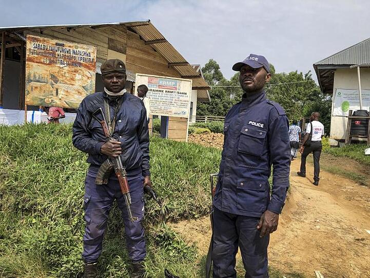 Kongolesische Polizisten bewachen ein Gesundheitszentrum, in dem Ebola-Impfungen stattfinden (Archiv).