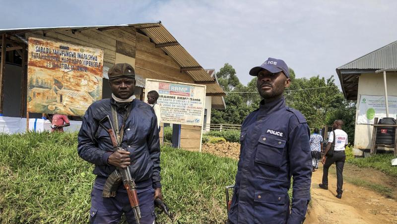 Kongolesische Polizisten bewachen ein Gesundheitszentrum, in dem Ebola-Impfungen stattfinden (Archiv). Kongolesische Polizisten bewachen ein Gesundheitszentrum, in dem Ebola-Impfungen stattfinden (Archiv).
