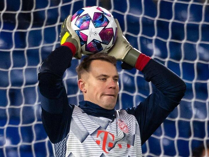 Torwart Manuel Neuer von München wärmt sich auf. Foto: Sven Hoppe/dpa/Archivbild