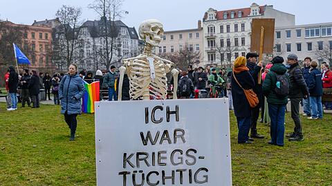 In Cottbus demonstrieren Menschen gegen den Wehrdienst.