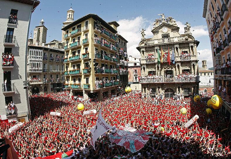 Das legendäre Stierlaufen in Pamplona ist eröffnet. Die verrücktesten Bilder des Eröffnungstages.