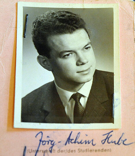 Eine kleine Ausstellung im Münchner Literaturarchiv Monacensia gewährt nun intime Einblicke in das Leben
und die Befindlichkeiten des Darstellers Jörg Hube, der im Sommer 2009 mit 65 Jahren nach schwerer Krankheit gestorben war. Die Bilder