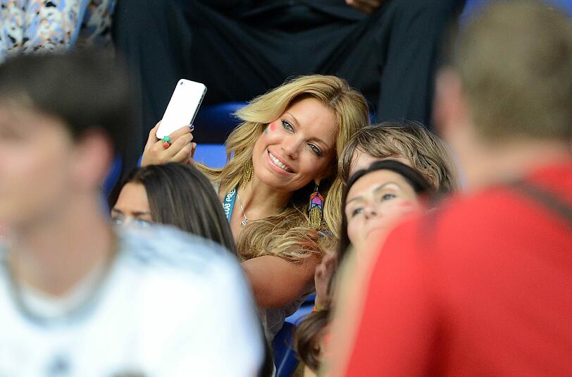 Schön wie eh und je zeigt sich Sylvie van der Vaart auf der Tribüne beim Spiel gegen Deutschland. Ihrem Mann hat sie ein Küsschen versprochen, wenn Holland verliert.