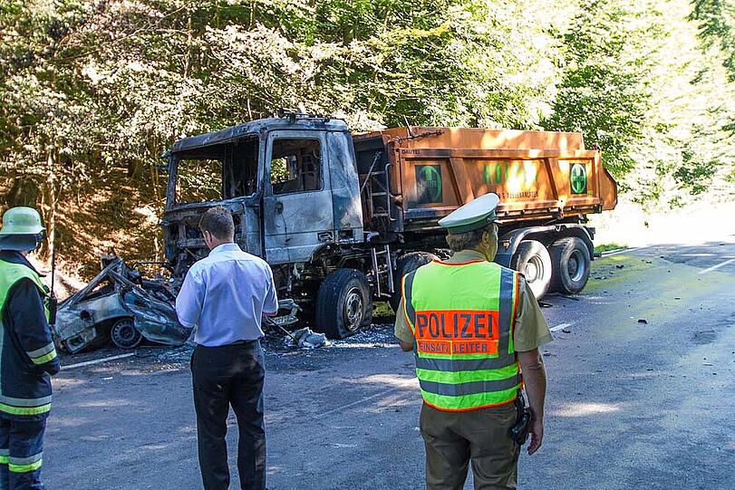 Aus bislang unbekannten Gründen kommt ein Auto auf die Gegenfahrbahn, prallt gegen einen Laster und wird unter ihn geschoben. Beide Fahrzeuge brennen komplett aus; der Autofahrer verbrennt bis zur Unkenntlichkeit.