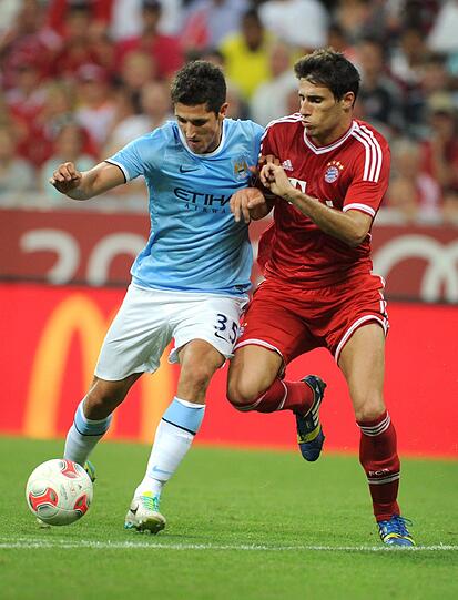 JAVI MARTINEZ, NOTE 4: Noch ist die Abstimmung mit Nebenmann Dante nicht ganz perfekt. Patzte vor Negredos 0:1.