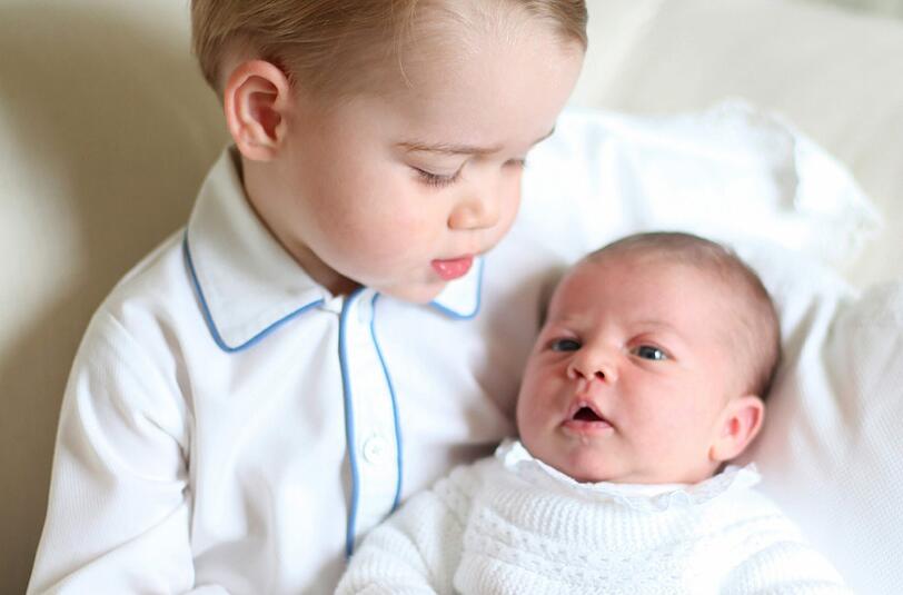 Die kleine Prinzessin Charlotte in den Armen ihres großen Bruders George