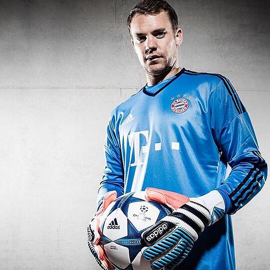 Manuel Neuer hat für Adidas Torwarthandschuhe designt.