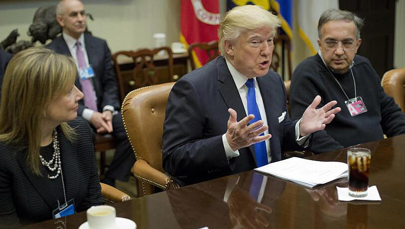 US-Präsident Donald Trump (M) zusammen mit der General-Motors-Chefin Mary Barra (l) und Fiat Chrysler-Chef Sergio Marchionne bei einem Treffen im Weißen Haus. US-Präsident Donald Trump (M) zusammen mit der General-Motors-Chefin Mary Barra (l) und Fiat Chrysler-Chef Sergio Marchionne bei einem Treffen im Weißen Haus.