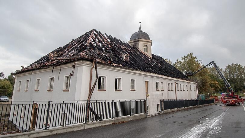Völlig ausgebrannt ist der Dachstuhl des ehemaligen Jugendzentrums in Straubing.