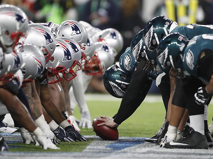 Endlich geht's los: Der Kickoff zum Super Bowl 2018.