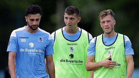 Neuzugang des TSV 1860 vom VfR Garching: Semi Belkahia, Innenverteidiger-Talent (M.), hier mit den Neulöwen Efkan Bekiroglu (l.) und Marius Willsch (r.).