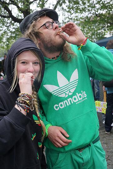 Etwa 200 Menschen demonstrieren am Sendlinger-Tor-Platz für die Legalisierung von Marihuana.