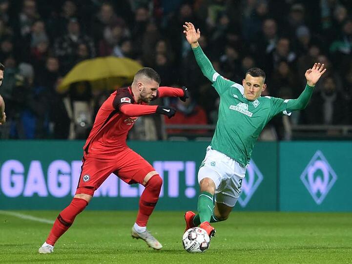 Der Bremer Maximilian Eggestein (r) geht verbissen in den Zweikampf mit Ante Rebic.