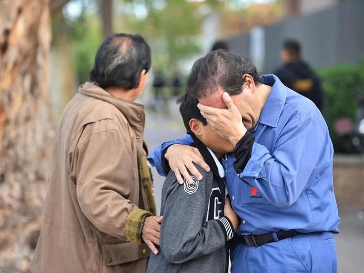 Trauer vor der Cervantes-Schule im mexikanischen Torreón. Ein Elfjähriger hatte in der Grundschule das Feuer eröffnet und sich und eine Lehrerin getötet.