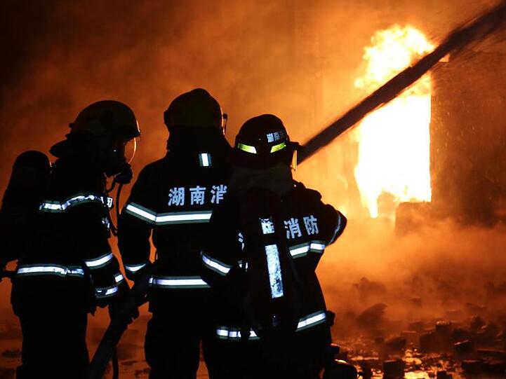 Chinesische Feuerwehrleute beim Kampf gegen die Flammen. Symbolbild: Guo Quan/epa