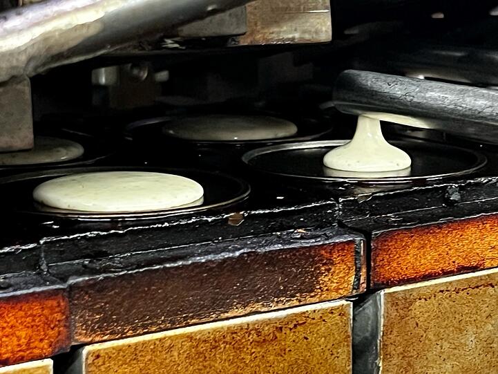 Bevor der Glückskeks zum Keks wird, ist er zunächst ein kleiner Pfannkuchen.