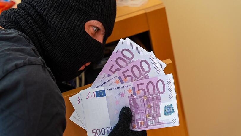 Räuber findet Bargeld in einer Wohnung (Symbolbild)