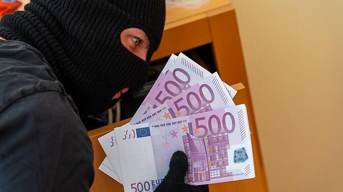 Räuber findet Bargeld in einer Wohnung (Symbolbild)