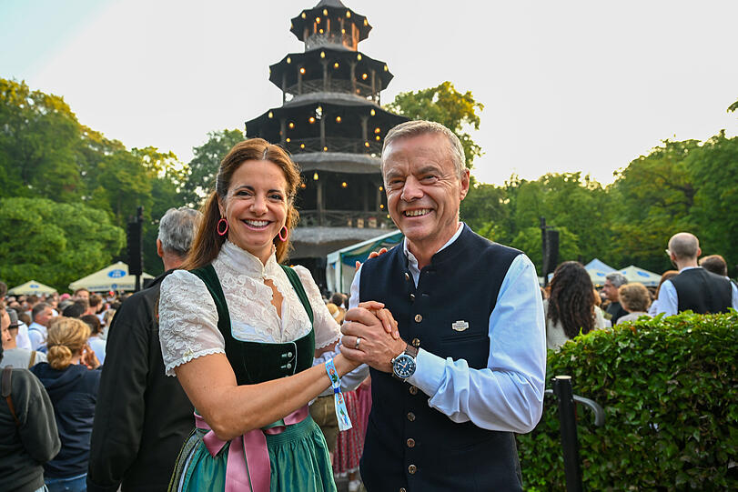 Kommunalreferentin Kristina Frank (CSU) und Klosterwirt-Betreiber Gregor Lemke