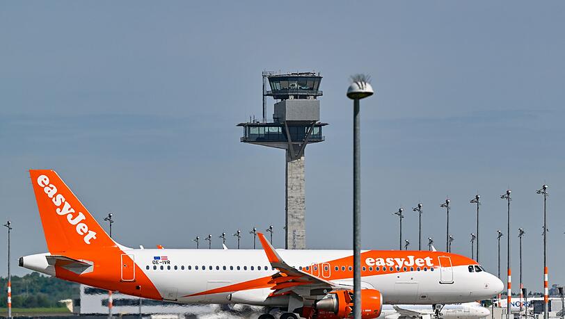 Ein Flugzeug von Easyjet musste am Dienstag auf dem Weg nach Griechenland in Deutschland landen. (Symbolbild)