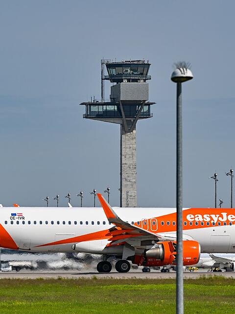 Ein Flugzeug von Easyjet musste am Dienstag auf dem Weg nach Griechenland in Deutschland landen. (Symbolbild)