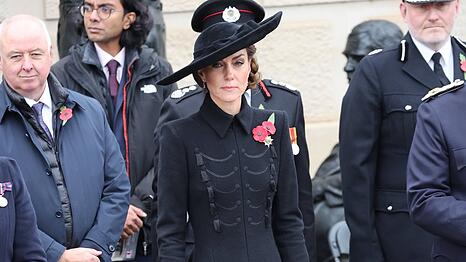 Prinzessin Kate wählte für den Gedenkgottesdienst in Staffordshire einen langen Mantel und einen Hut mit breiter Krempe.