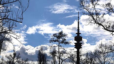 Wie ein Scherenschnitt: ein herrliches Wolkenbild mit dem Olympiaturm im Gegenlicht von der Moosacher Stra&szlig;e aus gesehen.
