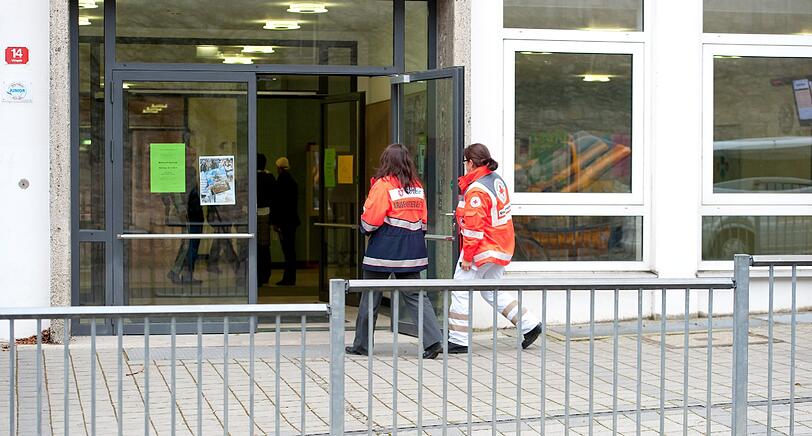 Alarm an einem oberbayerischen Gymnasium: Eine Jugendliche geht mit einem Messer auf Mitschüler los.