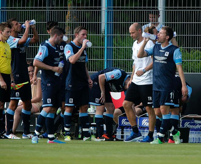 Die Löwen beim Testspiel gegen Jahn Regensburg.