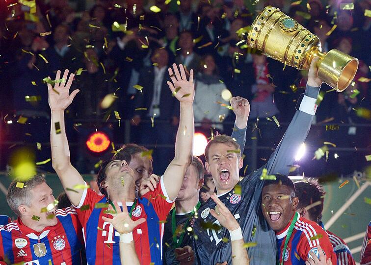 Die Bayern feiern mit dem Pott. Die schönsten Jubelbilder aus dem Berliner Olympiastadion.