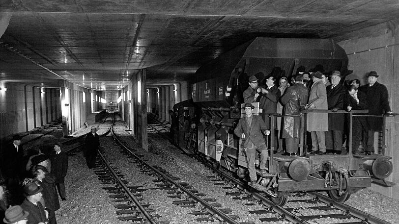 Was für ein Auflauf, was für eine Aufregung: Pressefahrt im fertiggestellten Tunnelabschnitt an der Alten Heide 1967.