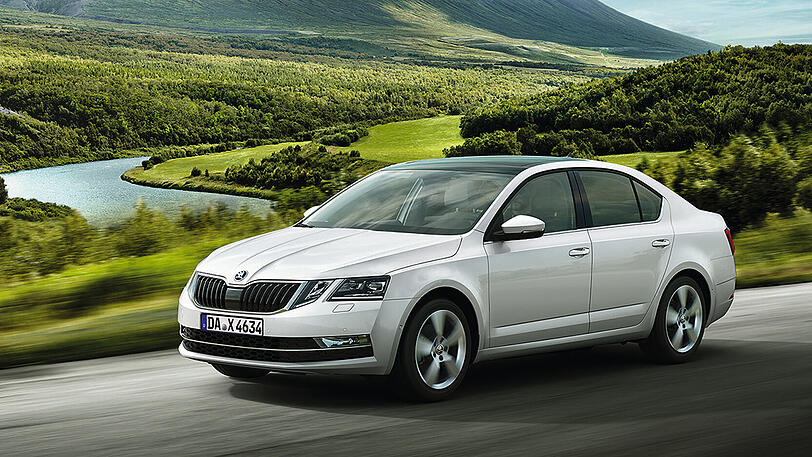 Platz 3: Die Bronze-Medaille der Kompakt-Atlethen konnte im Juli der Skoda Oktavia erringen, auch er stammt aus dem VW-Konzern. Der beliebte Tscheche mit dem überdurchschnittlich großen Platzangebot schluckt als 1,0 Liter TSI mit 85 kW/116 PS und 6-Gangschaltung im Schnitt 4,8 Liter Sprit, er ist in 9,9 Sekunden auf 100 und bis zu 203 km/h schnell. Der Preis: ab 19.350 Euro.