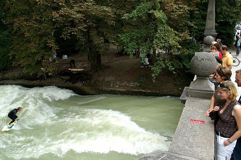Bereits seit den 80er Jahren ist der Eisbach in München ein Treffpunkt für Surfer (und Touristen) aus aller Welt.