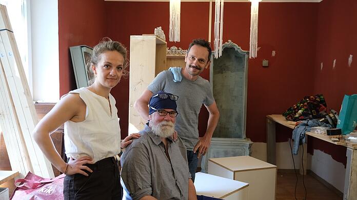 Die Macher des Kaufhaus Größenwahn (v.l.) fleißig auf der Baustelle: Zita Gustav Wende, Nikolaus Keller und Gastronom Florian Schönhofer, der vielen Münchnern als Co-Chef des Café Kosmos bekannt ist.