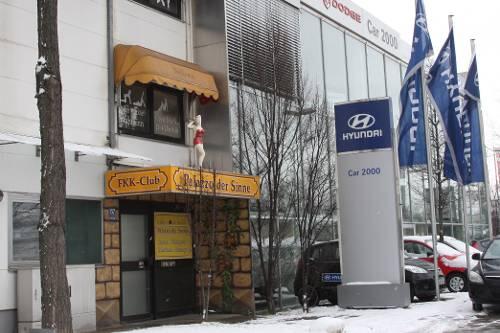 Neben dem Autohändler ist das Bordell